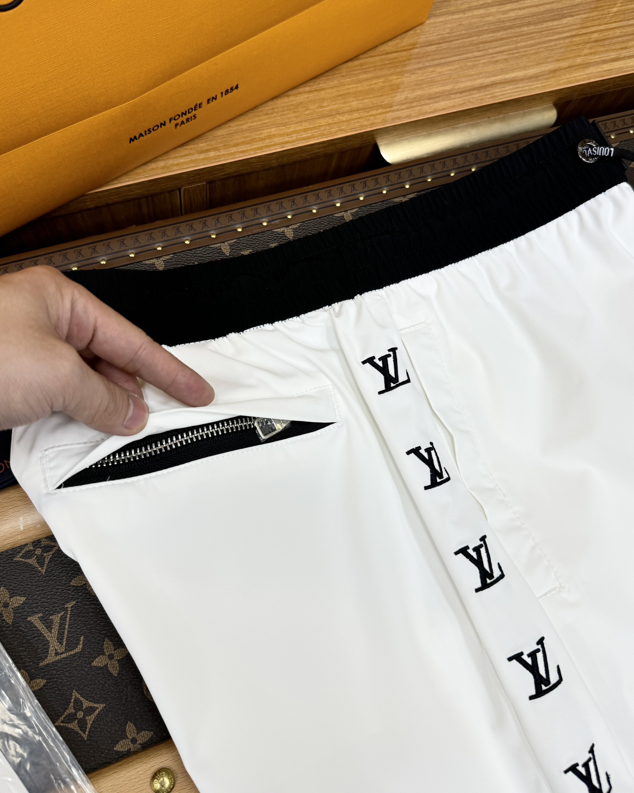 Quần short gió Louis Vuitton LV logo LV viền sườn Like Auth 1-1 on web CD MK